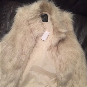 VEST NWT